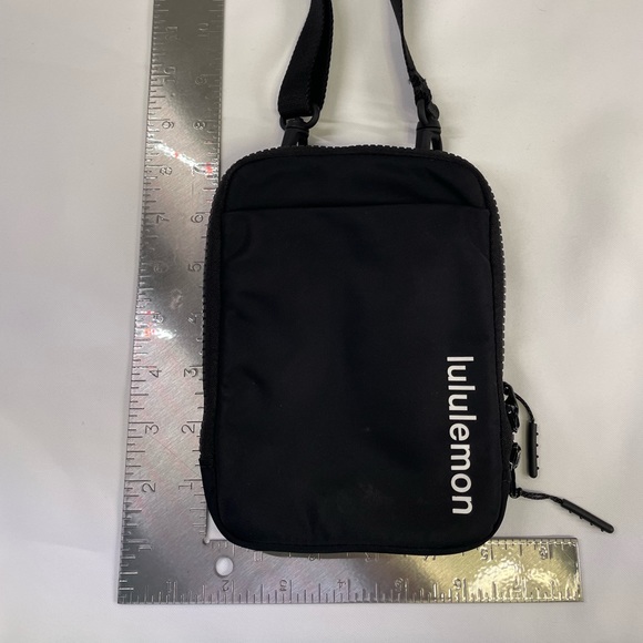 Lululemon black crossbody / waist convertible easy access belt bag - Picture 10 of 11